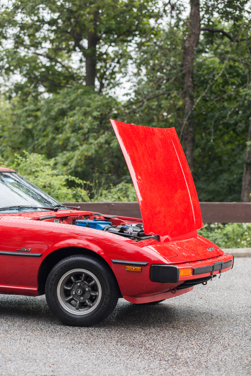 Illustration for article titled The Original Mazda RX-7 Drives Like a Humming, Thrumming, Living Animal